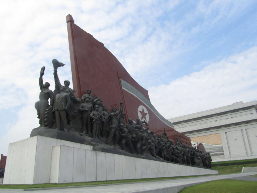 Nordkorea Palast Fahne Monument